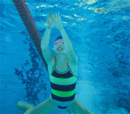Unterwasserfoto von Schwimmerin