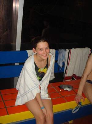 Schwimmerin aus Vechta sitzend auf einer Bank im Schwimmbad