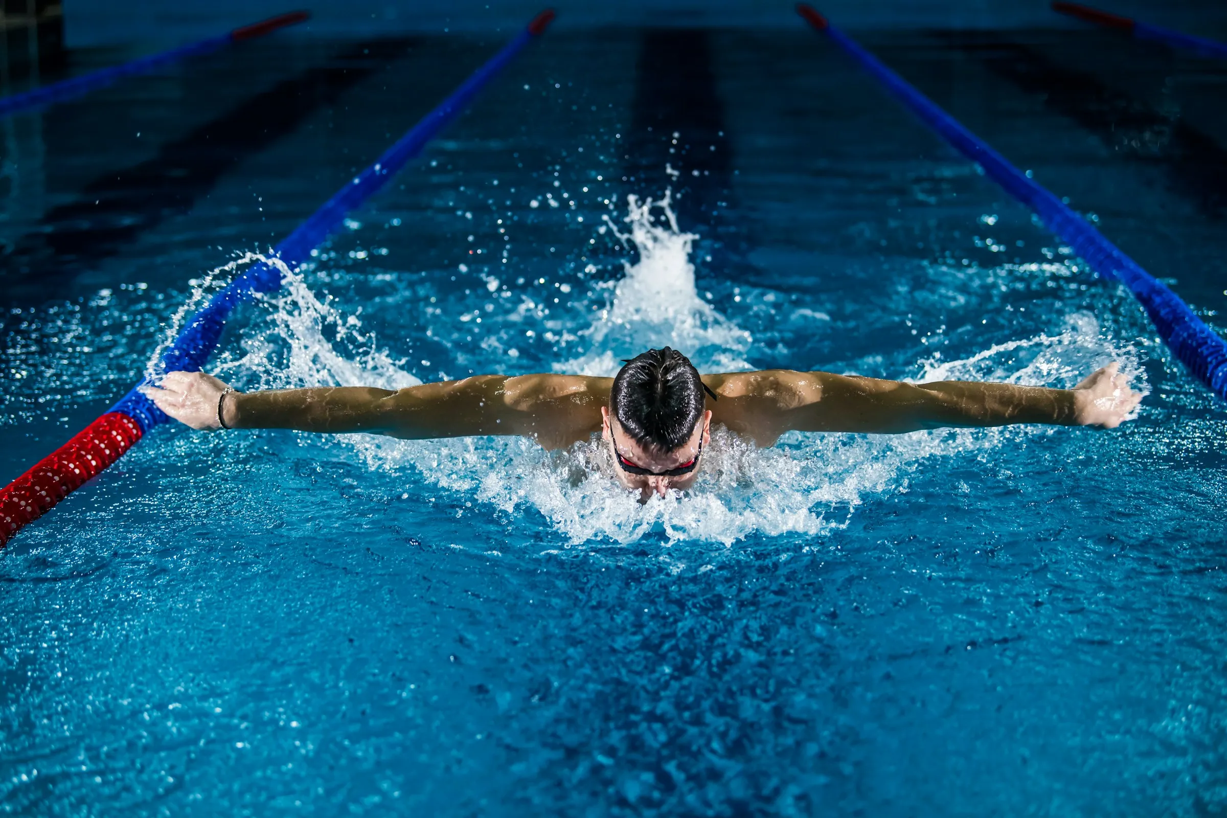 Schwimmer beim Schmetterlingsschwimmen im Becken